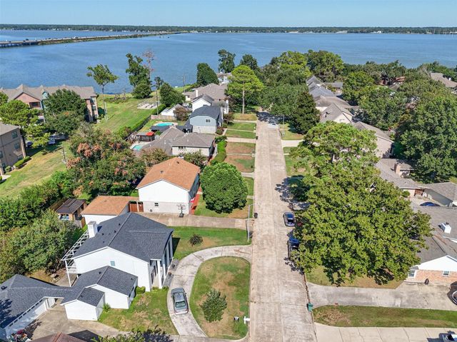 8911 Pine Shores Drive, Humble, TX 77346