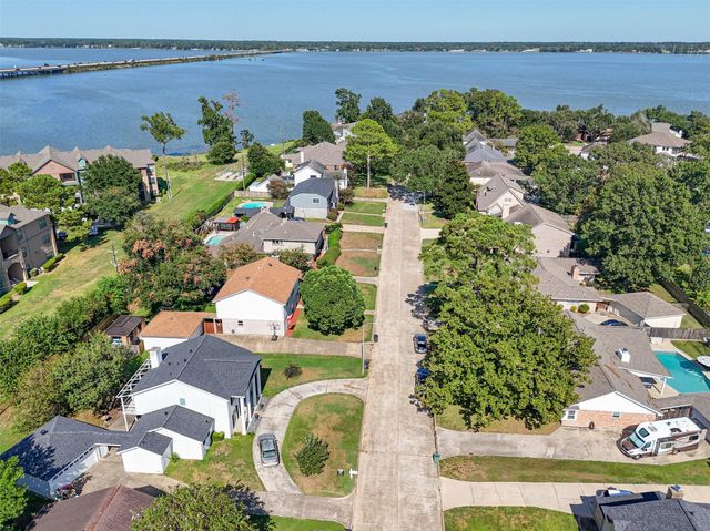 8911 Pine Shores Drive, Humble, TX 77346