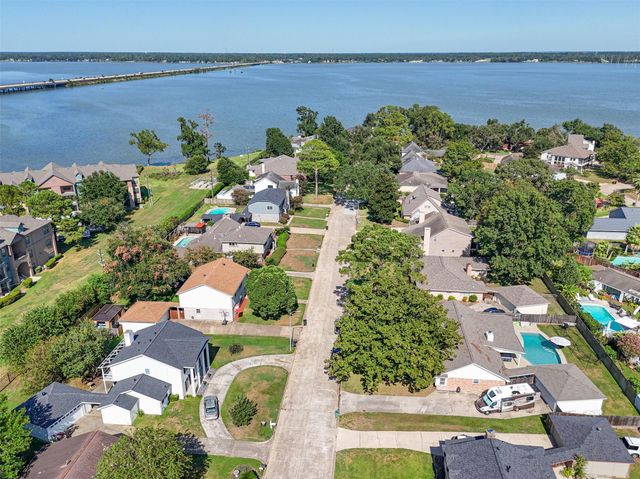 8911 Pine Shores Drive, Humble, TX 77346