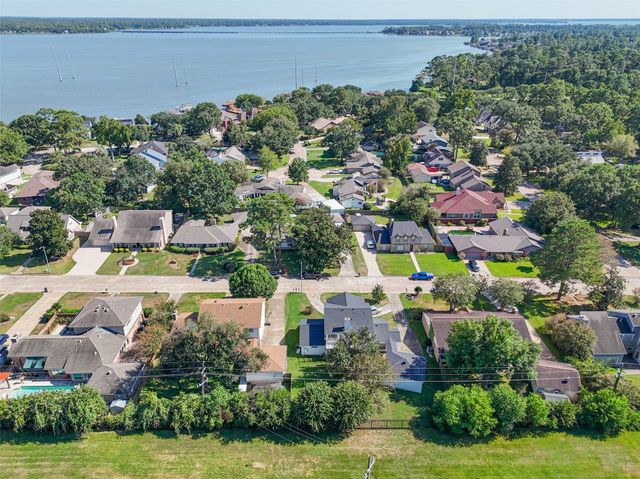 8911 Pine Shores Drive, Humble, TX 77346