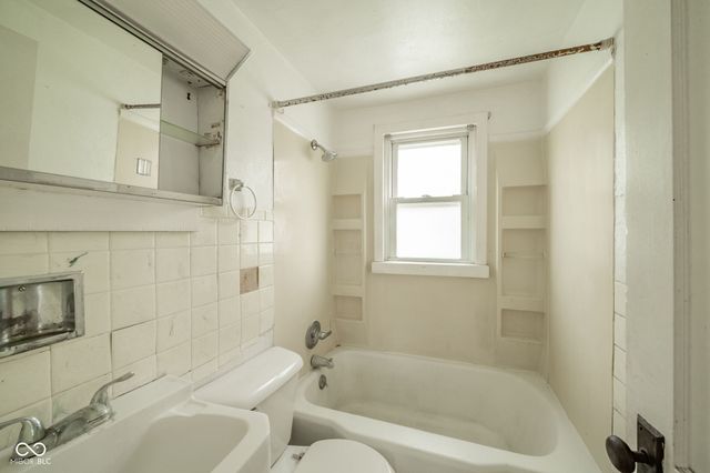 239 W 38th Street, Anderson, IN 46013