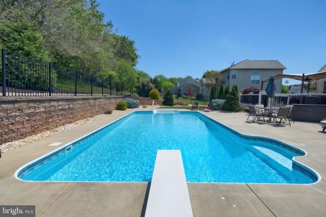 448 EL VISTA DR, Hanover, PA 17331