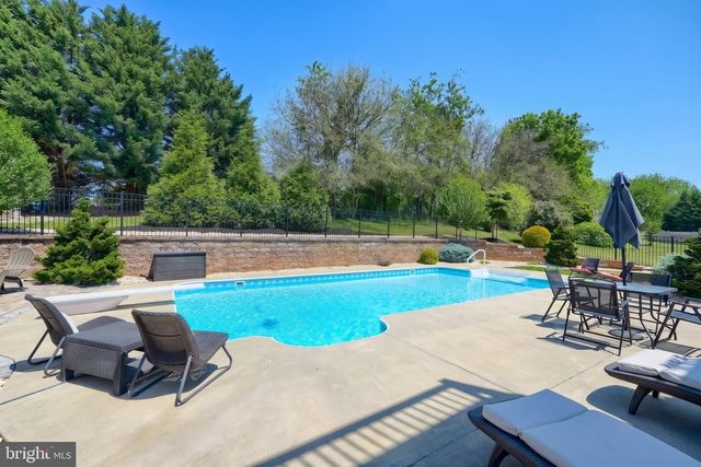 448 EL VISTA DR, Hanover, PA 17331