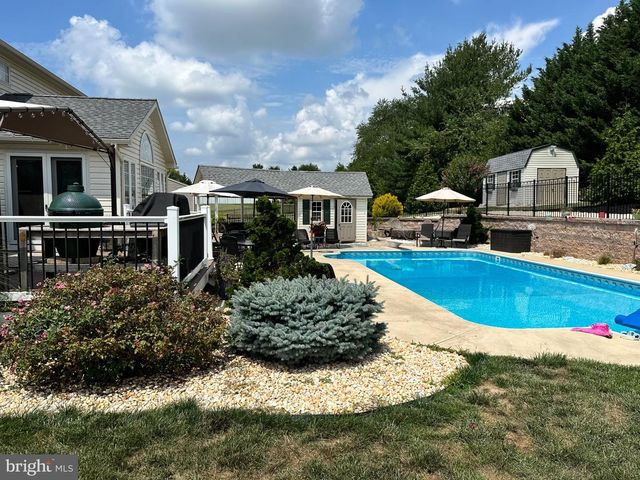 448 EL VISTA DR, Hanover, PA 17331
