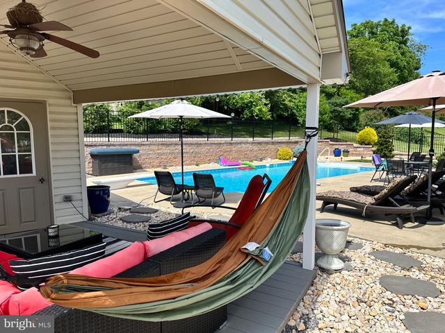448 EL VISTA DR, Hanover, PA 17331