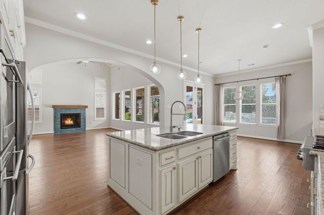 126 E Cove View Trail, The Woodlands, TX 77389