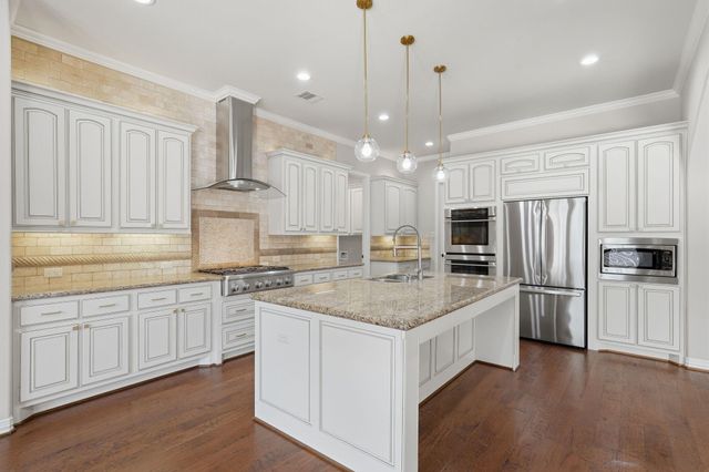 126 E Cove View Trail, The Woodlands, TX 77389