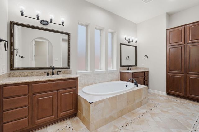 126 E Cove View Trail, The Woodlands, TX 77389