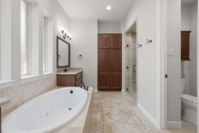 126 E Cove View Trail, The Woodlands, TX 77389