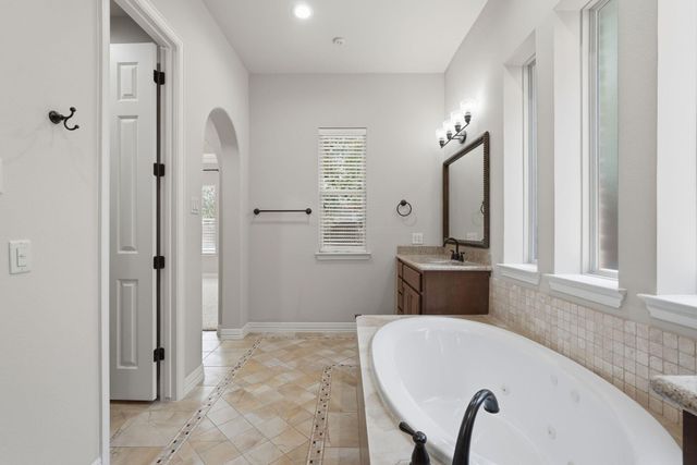126 E Cove View Trail, The Woodlands, TX 77389
