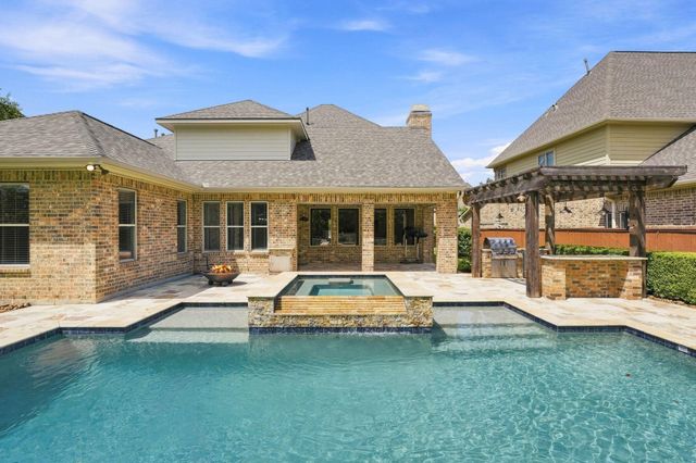 126 E Cove View Trail, The Woodlands, TX 77389