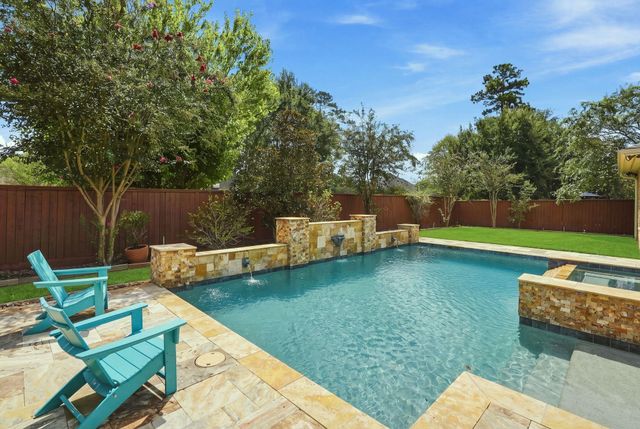 126 E Cove View Trail, The Woodlands, TX 77389