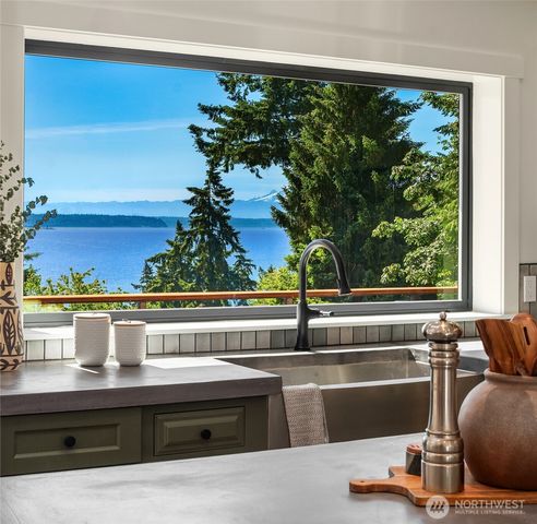 10014 SW 122nd Place, Vashon, WA 98070