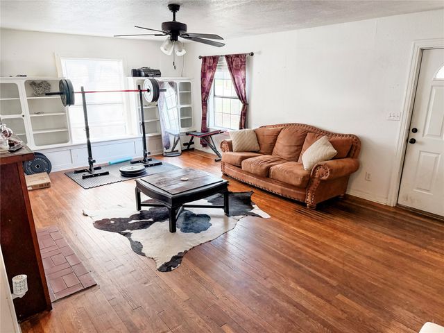 1136 W Long Street, Stephenville, TX 76401