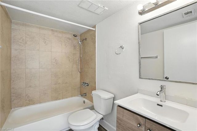201 Santa Clara DR 5, Naples, FL 34104