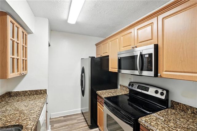201 Santa Clara DR 5, Naples, FL 34104