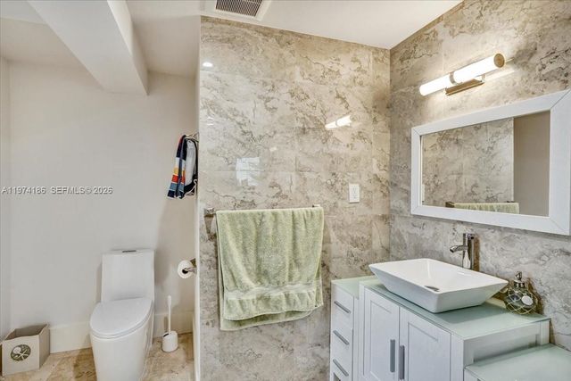 3036 N Atlantic Boulevard, Fort Lauderdale, FL 33308