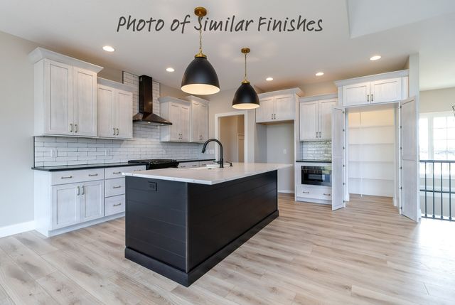 300 N 15th Street, Leclaire, IA 52753