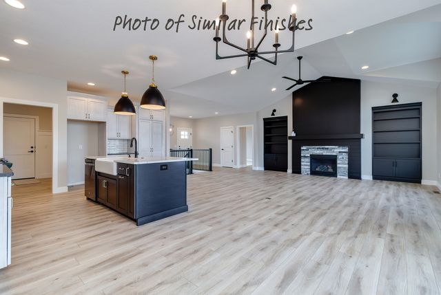 300 N 15th Street, Leclaire, IA 52753