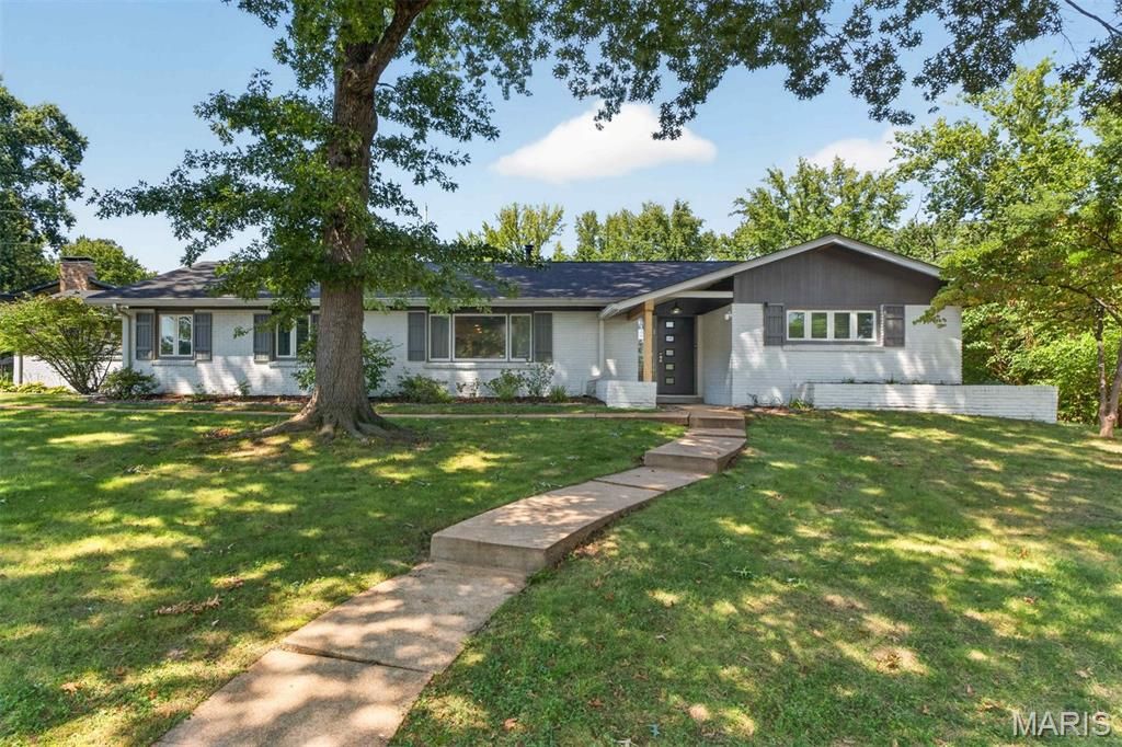 8 Haven View Drive, Creve Coeur, MO 63141