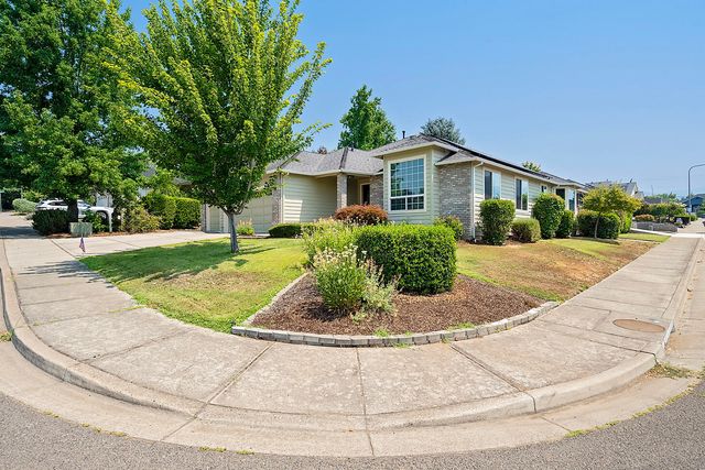 521 Sterling Point Drive, Medford, OR 97504