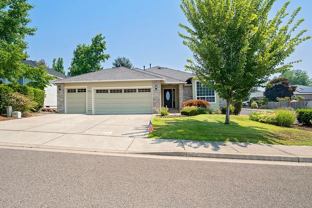 521 Sterling Point Drive, Medford, OR 97504