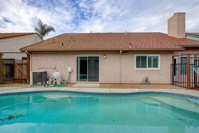 6054 Kasper Dr, Riverbank, CA 95367