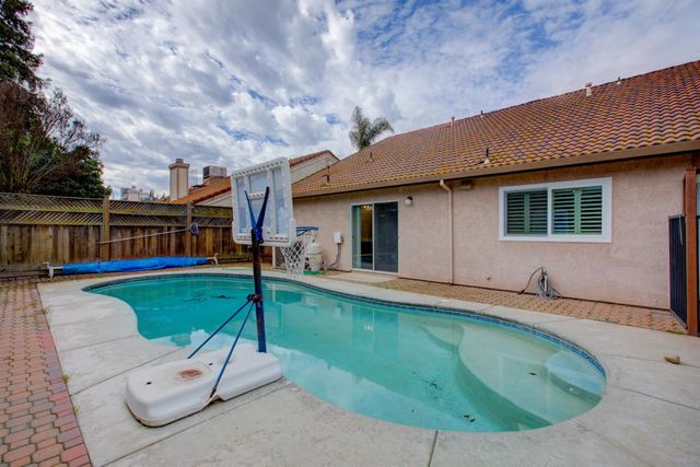 6054 Kasper Dr, Riverbank, CA 95367