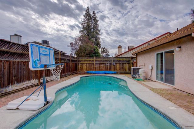 6054 Kasper Dr, Riverbank, CA 95367