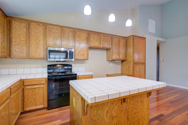 6054 Kasper Dr, Riverbank, CA 95367