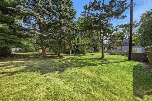 21946 Hayes Avenue, Eastpointe, MI 48021