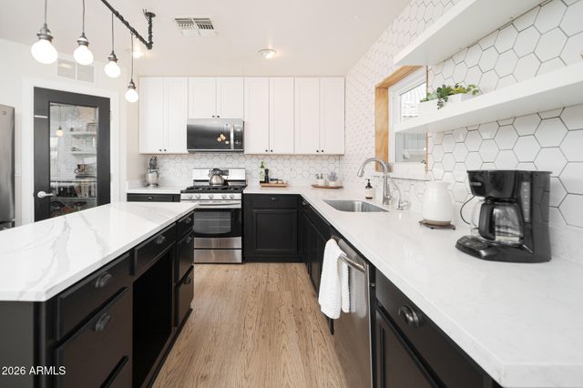 6014 W PUEBLO Avenue, Phoenix, AZ 85043