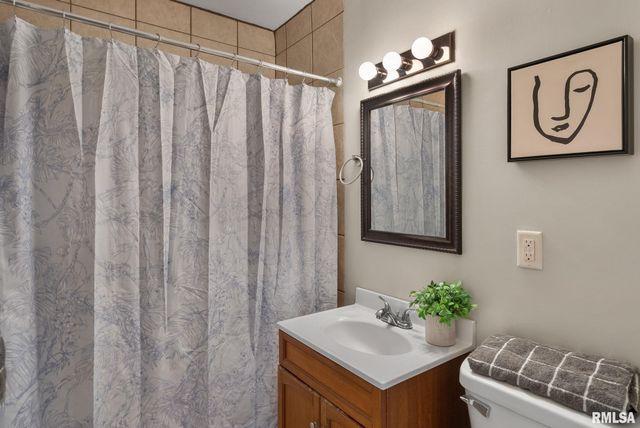 1636 W COLUMBIA Avenue, Davenport, IA 52804