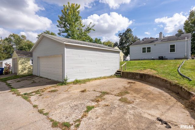 1636 W COLUMBIA Avenue, Davenport, IA 52804