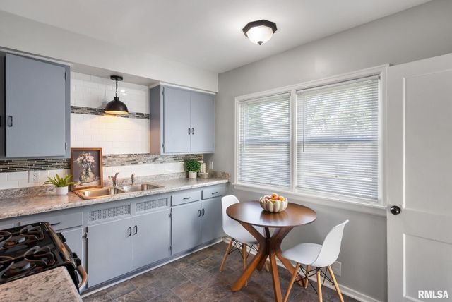 1636 W COLUMBIA Avenue, Davenport, IA 52804