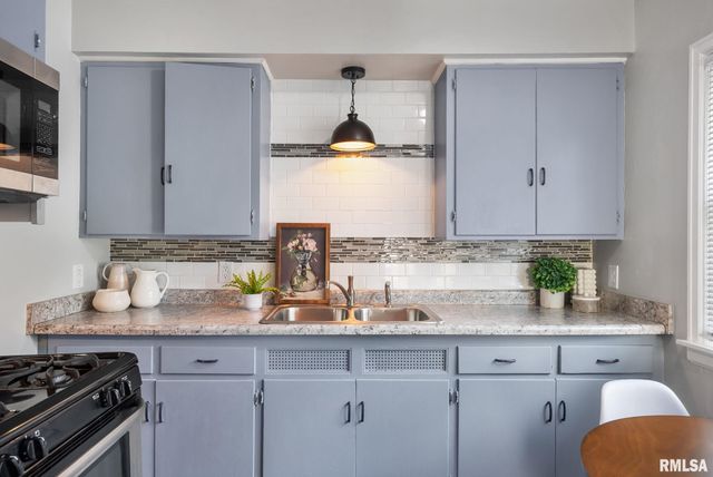 1636 W COLUMBIA Avenue, Davenport, IA 52804