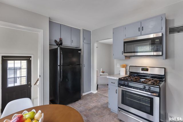 1636 W COLUMBIA Avenue, Davenport, IA 52804