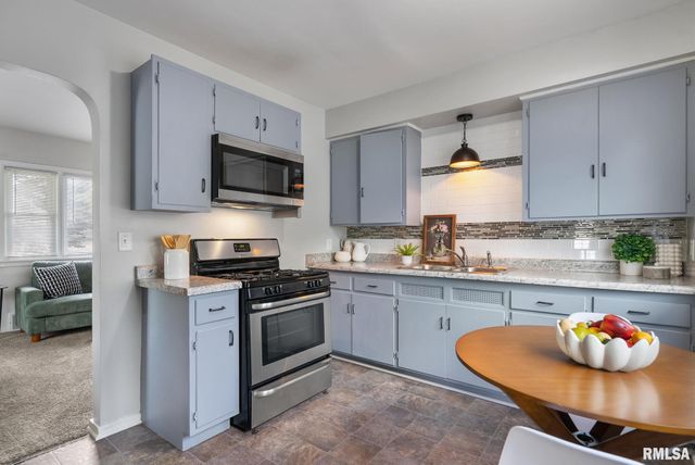 1636 W COLUMBIA Avenue, Davenport, IA 52804