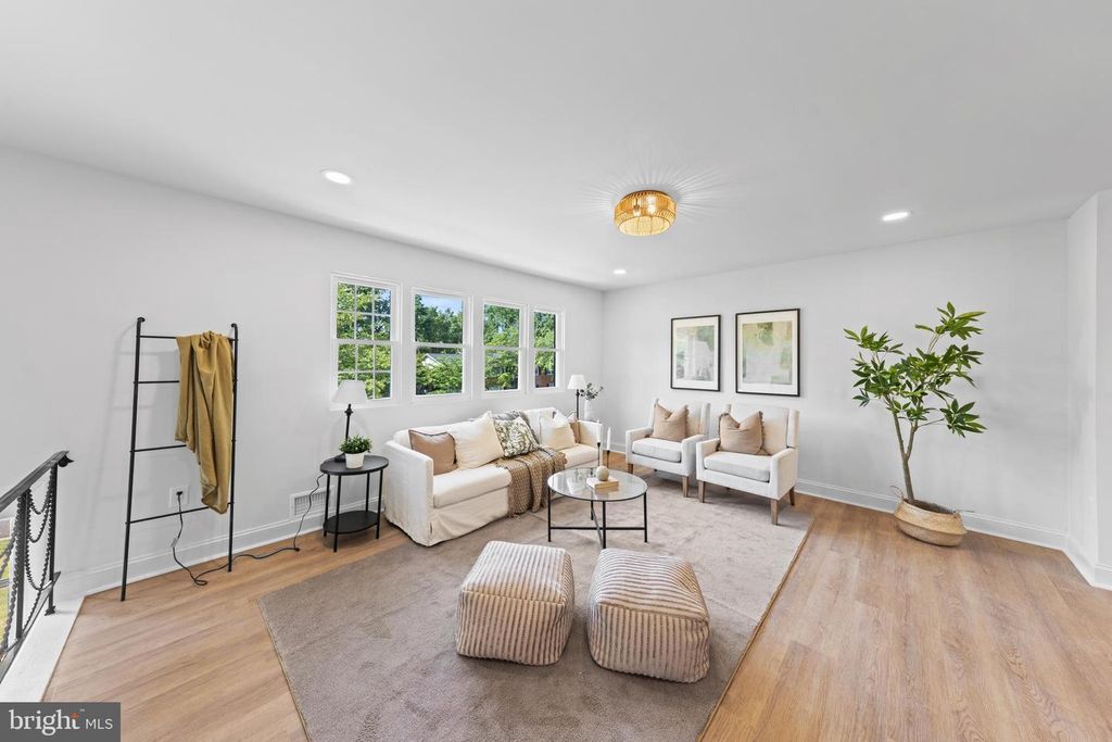 Image 3 of property listing at 306 HEYSE CT, Fort Washington, MD 20744