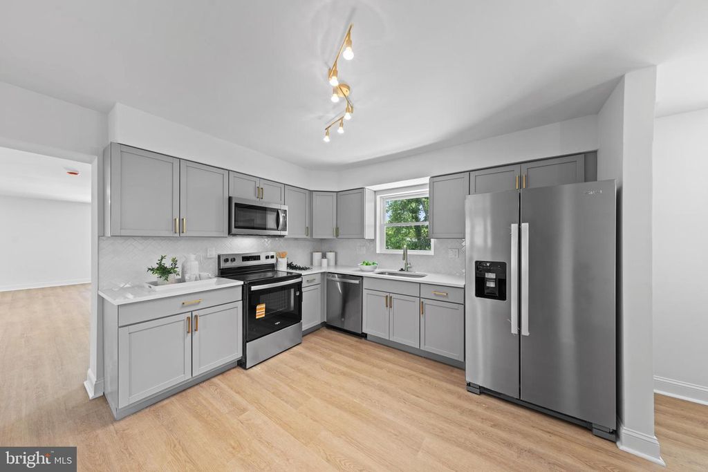 Image 5 of property listing at 306 HEYSE CT, Fort Washington, MD 20744