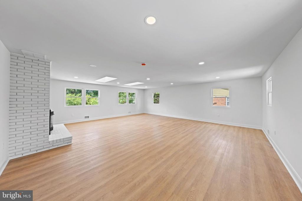 Image 6 of property listing at 306 HEYSE CT, Fort Washington, MD 20744