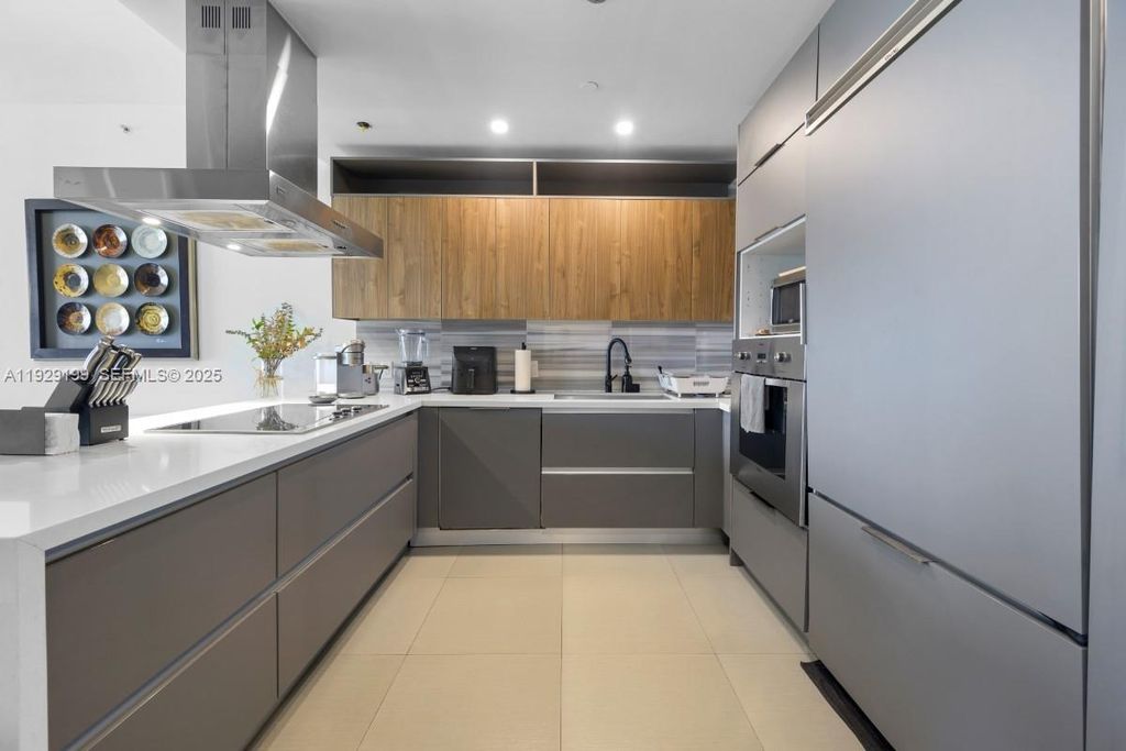 Image 5 of property listing at 1100 Biscayne Blvd 3104, Miami, FL 33132