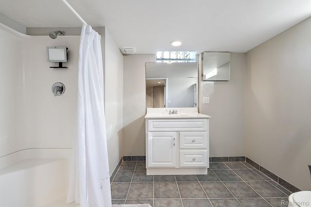 1581 Cheltenham Road, Birmingham, MI 48009
