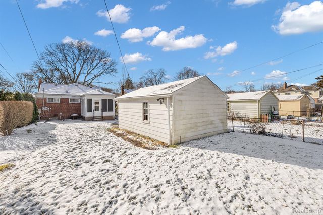 1581 Cheltenham Road, Birmingham, MI 48009
