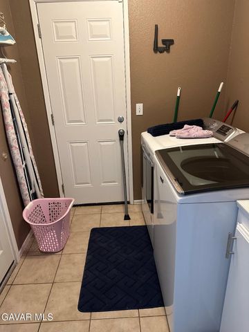 8100 Hemlock Avenue, California City, CA 93505