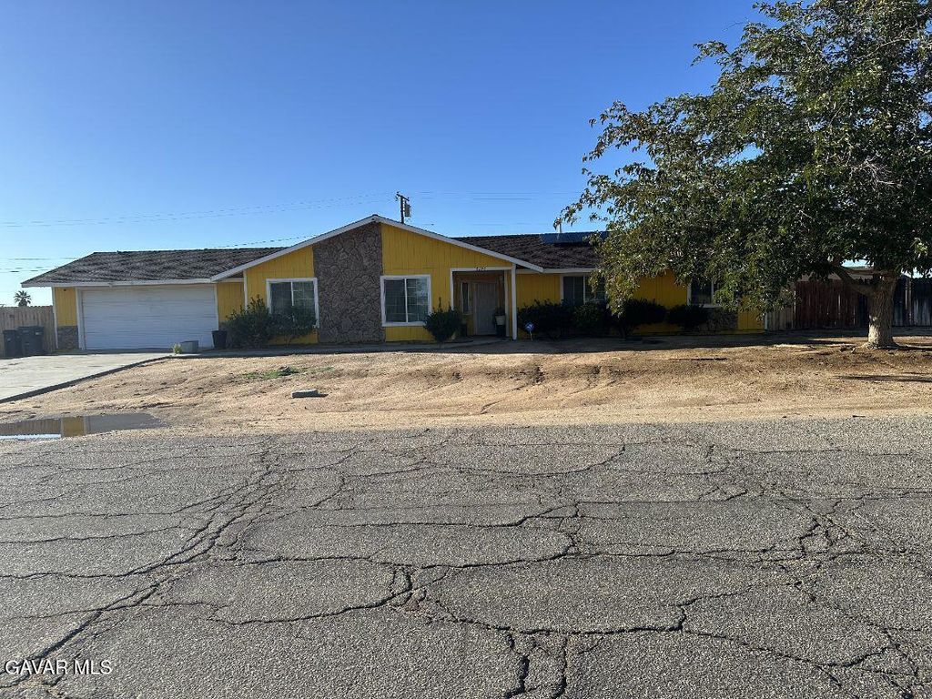 8100 Hemlock Avenue, California City, CA 93505