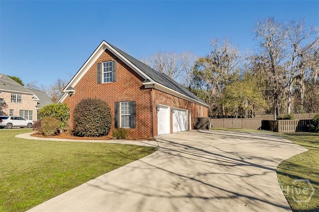 389 Chastain Cir, Richmond Hill, GA 31324