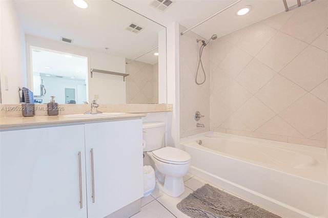 325 S Biscayne Blvd 3320, Miami, FL 33131