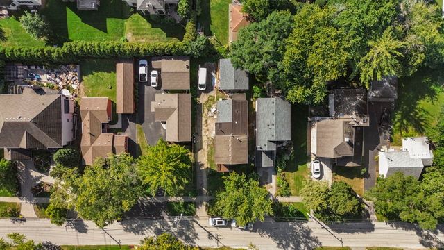 19 E 56th Street, Westmont, IL 60559