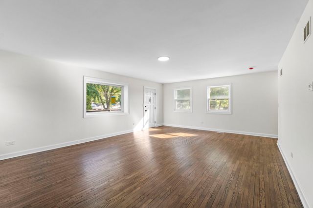 19 E 56th Street, Westmont, IL 60559